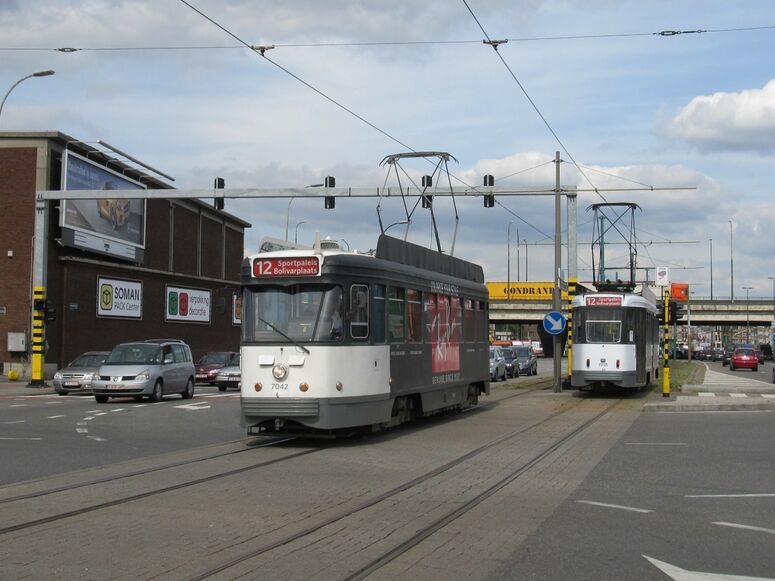 Bestand:Lijn 12 Antwerpen Schijnpoort.jpg