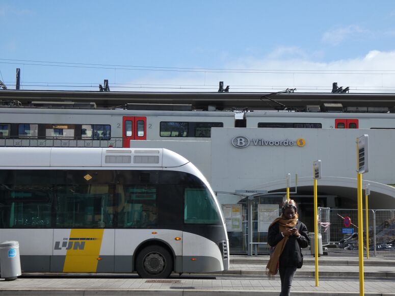 Bestand:Vilvoorde Station Bus Trein.jpeg