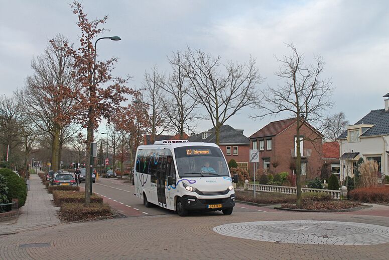 Bestand:6700 Keolis1808 Scherpenzeel-Marktstraat.jpg