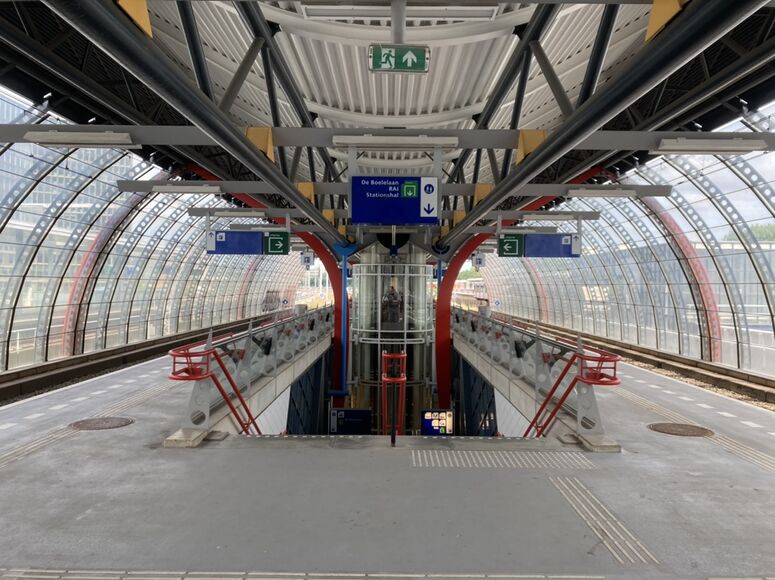Bestand:Station RAI interieur.jpeg