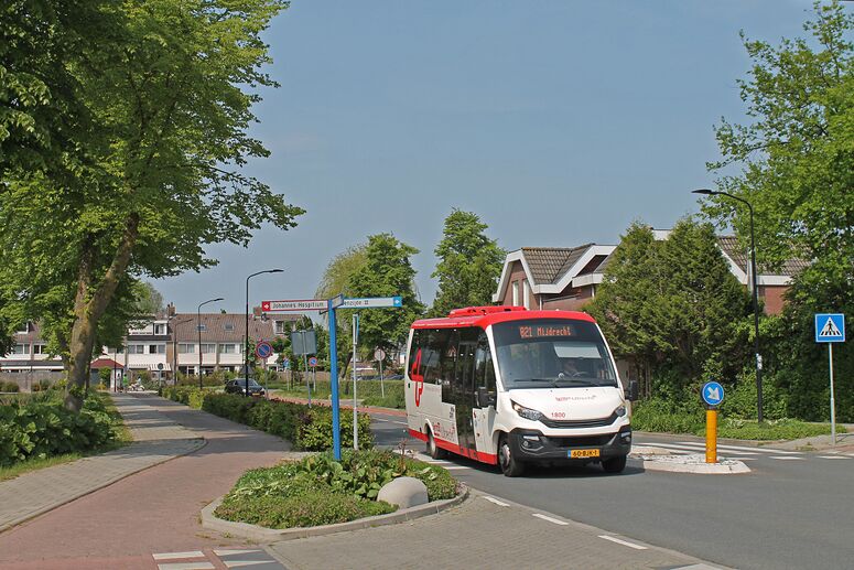 Bestand:8627 Syntus(PouwVervoer)1800 Wilnis-PieterJoostenlaan.jpg