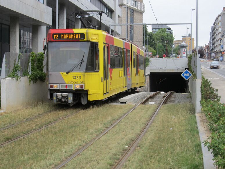 Bestand:Charleroi M2 Tirou.jpg