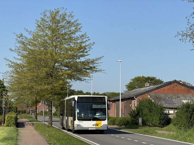 Bestand:StadsbusDeLijn104832.jpg