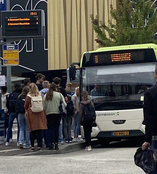 Bestand:A Heinenoord Busstation 5876.jpeg