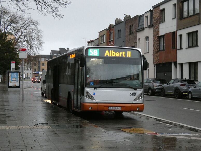Bestand:Lijn 58 Albert II (Vilvoorde Station) Van Hool 1.jpeg
