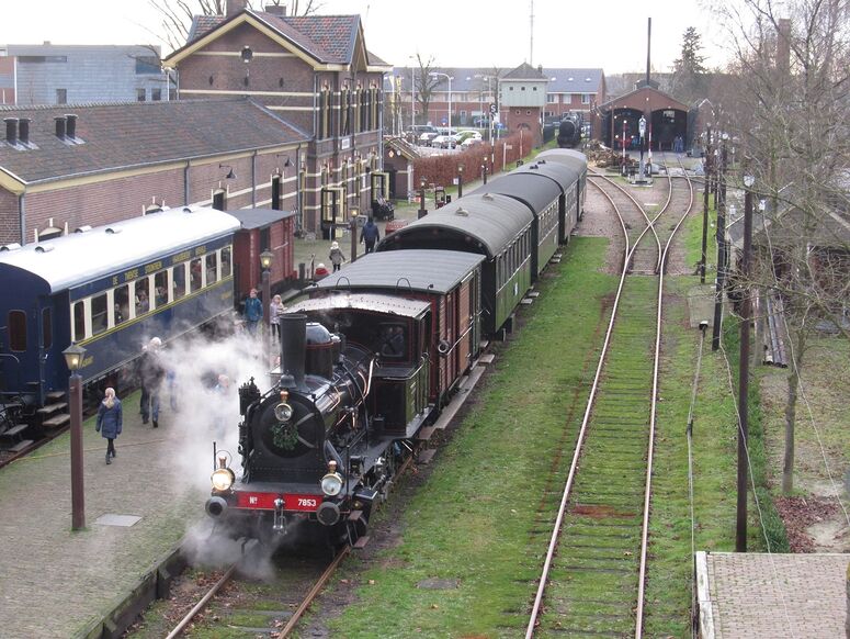 Bestand:Station Haaksbergen perronzijde met loc 7853.JPG
