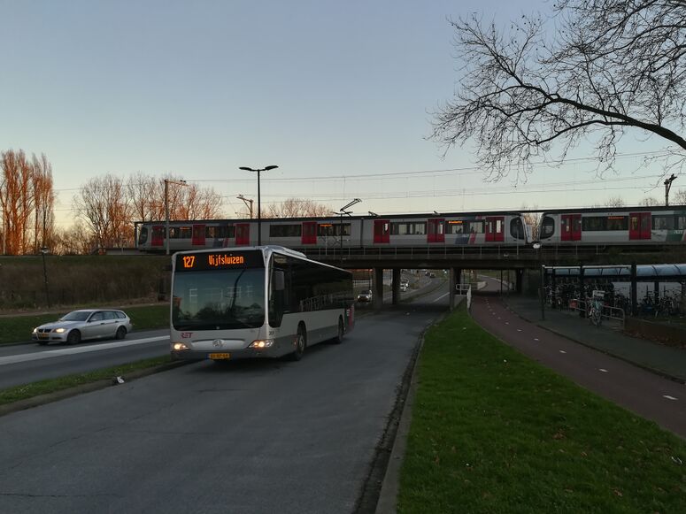 Bestand:RET Lijn 127 Vlaardingen Oost.jpg