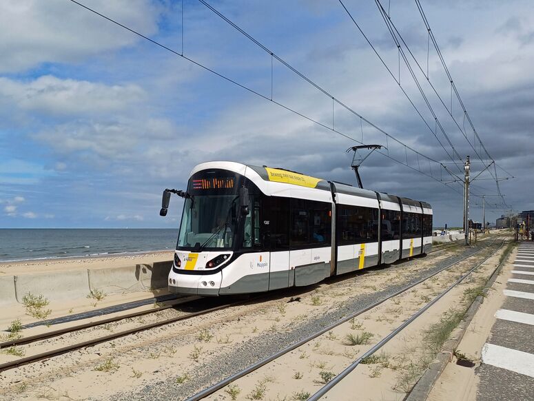Bestand:Kusttram Raversijde Middenlaan.jpg