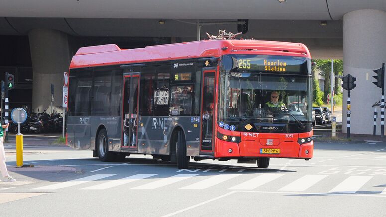 Bestand:CXX Ebusco 2.2 2057 lijn 255, 2025.jpg