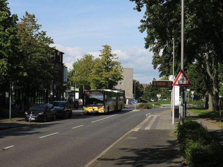 Bestand:Lijn 789 Monheim 2.jpg