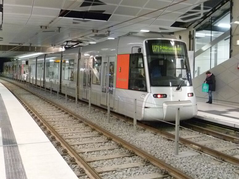Bestand:Lijn U71 Düsseldorf.jpg