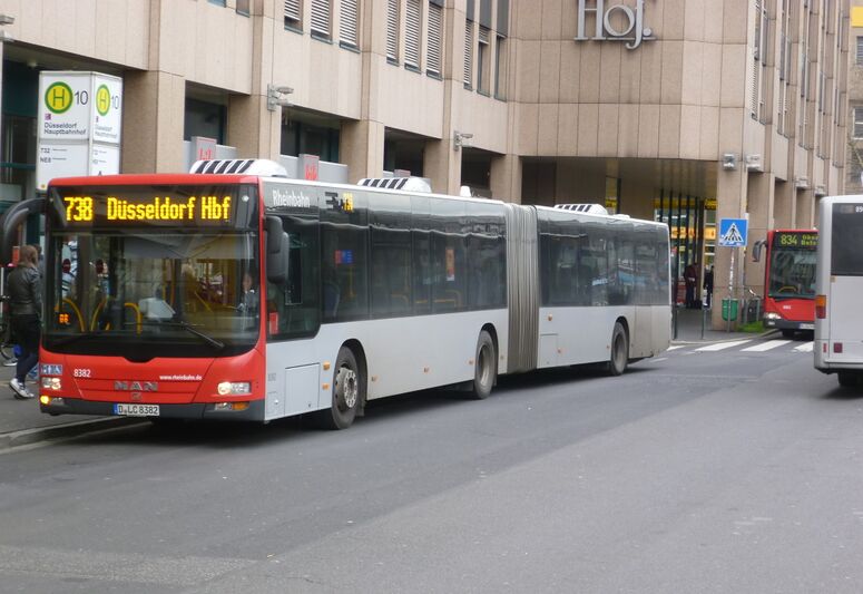 Bestand:Lijn 738 Düsseldorf.jpg