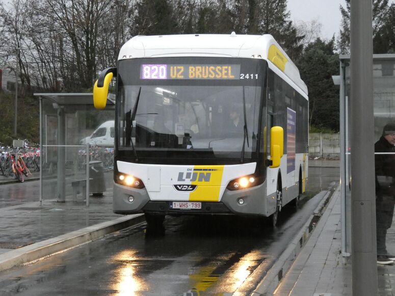 Bestand:Lijn 820 UZ Brussel (Vilvoorde Station) STANDAARD VDL.jpeg