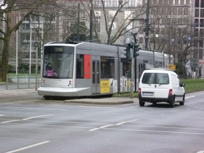 Bestand:Lijn 706 Düsseldorf.jpg