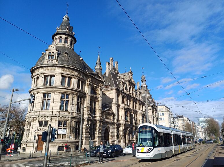 Bestand:Lijn 10 Nationale Bank.jpg