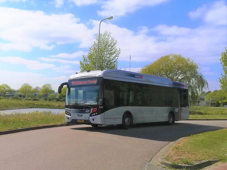 Bestand:RET Lijn 144 Ridderkerk Erasmuslaan.jpg