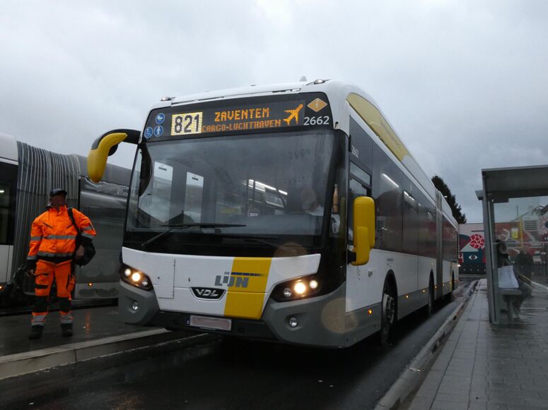 Bestand:Lijn 821 Zaventem Luchthaven (Vilvoorde Station) regieVDLgeleed.jpeg