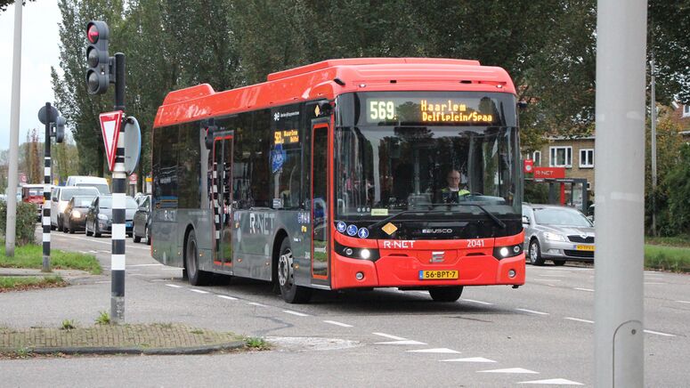 Bestand:CXX Ebusco 2.2 2041 lijn 569, 2024.jpg