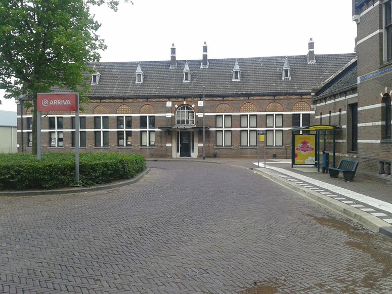 Bestand:Station-kesteren-stationsplein.jpeg