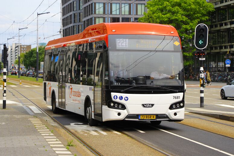 Bestand:CXX VDL Citea 7681 lijn 221, 2025.jpeg
